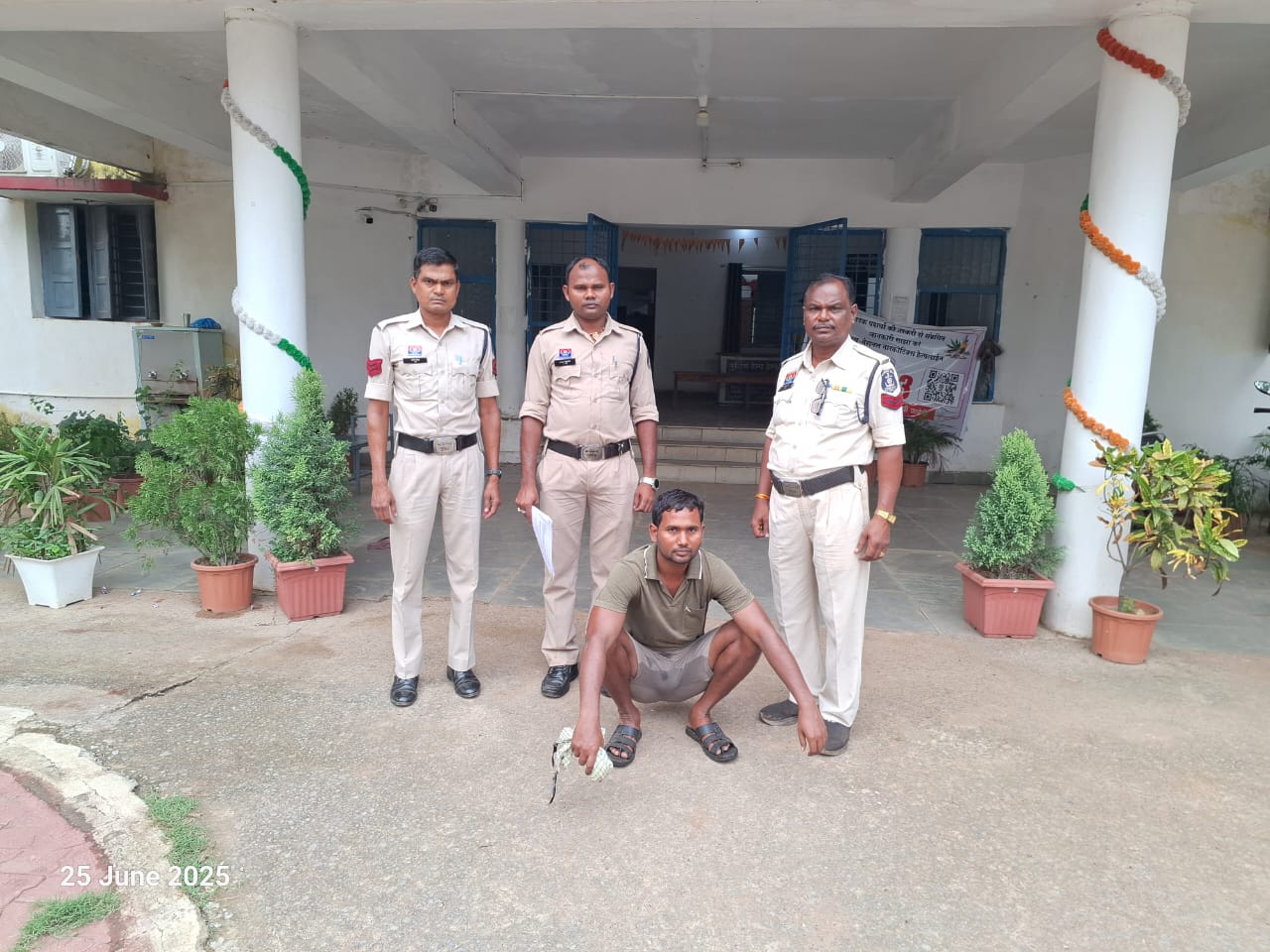 पुलिस के गिरफ्त में आरोपी पुलिस के गिरफ्त में आरोपी