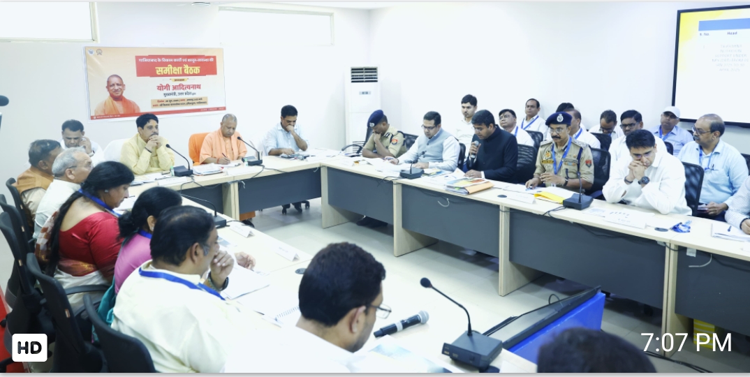 समीक्षा बैठक लेते सीएम योगी समीक्षा बैठक लेते सीएम योगी