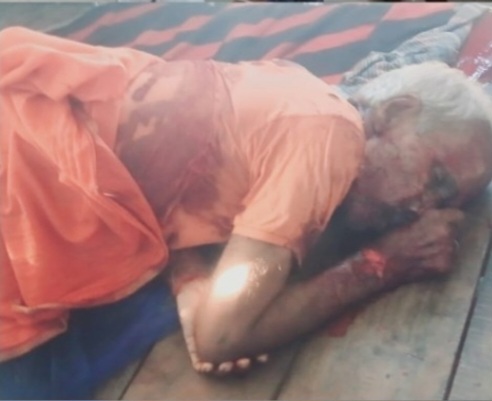 मंदिर परिसर में पड़ा पुजारी का शव मंदिर परिसर में पड़ा पुजारी का शव