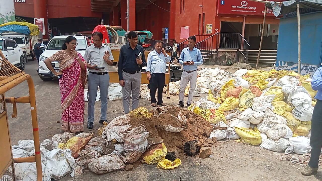 हेरिटेज निगम आयुक्त ने किया बाढ़ नियंत्रण केन्द्र का निरीक्षण, नालों की सफाई को लेकर दिए निर्देश हेरिटेज निगम आयुक्त ने किया बाढ़ नियंत्रण केन्द्र का निरीक्षण, नालों की सफाई को लेकर दिए निर्देश