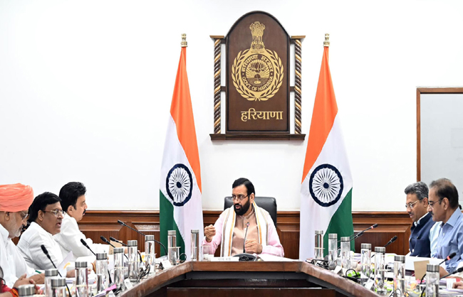 हरियाणा के मुख्यमंत्री मंत्रिमंडल की बैठक लेते हुए हरियाणा के मुख्यमंत्री मंत्रिमंडल की बैठक लेते हुए