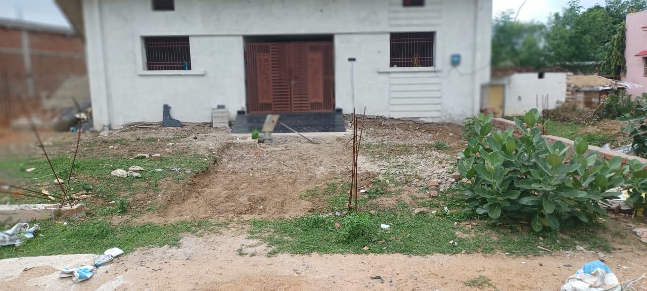 घर के सामने लगा हैंडपंप, निर्माण के पूर्व की गई मार्किंग। घर के सामने लगा हैंडपंप, निर्माण के पूर्व की गई मार्किंग।