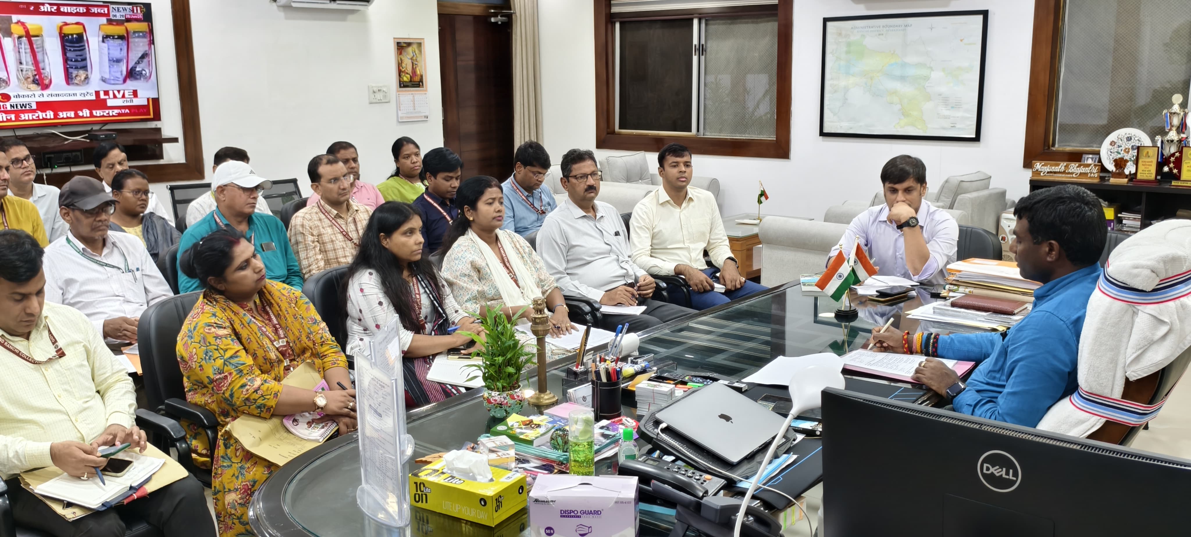 अधिकारियों के साथ बैठक करते उपायुक्त अधिकारियों के साथ बैठक करते उपायुक्त