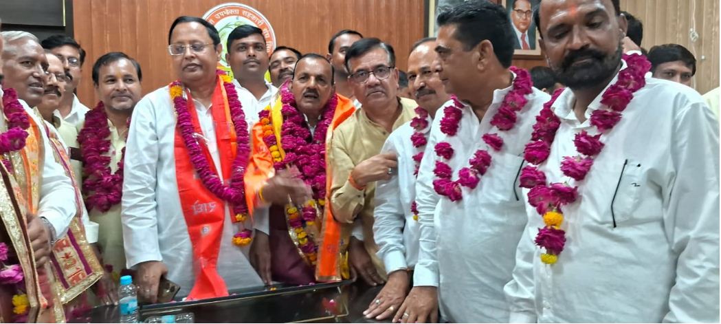 जमुना दास का स्वागत करते प्रतिनिधि जमुना दास का स्वागत करते प्रतिनिधि