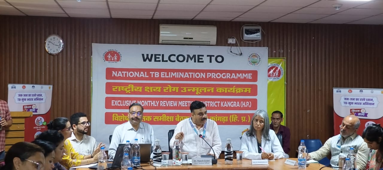 बैठक के दौरान सीएमओ और अन्य अधिकारी। बैठक के दौरान सीएमओ और अन्य अधिकारी।