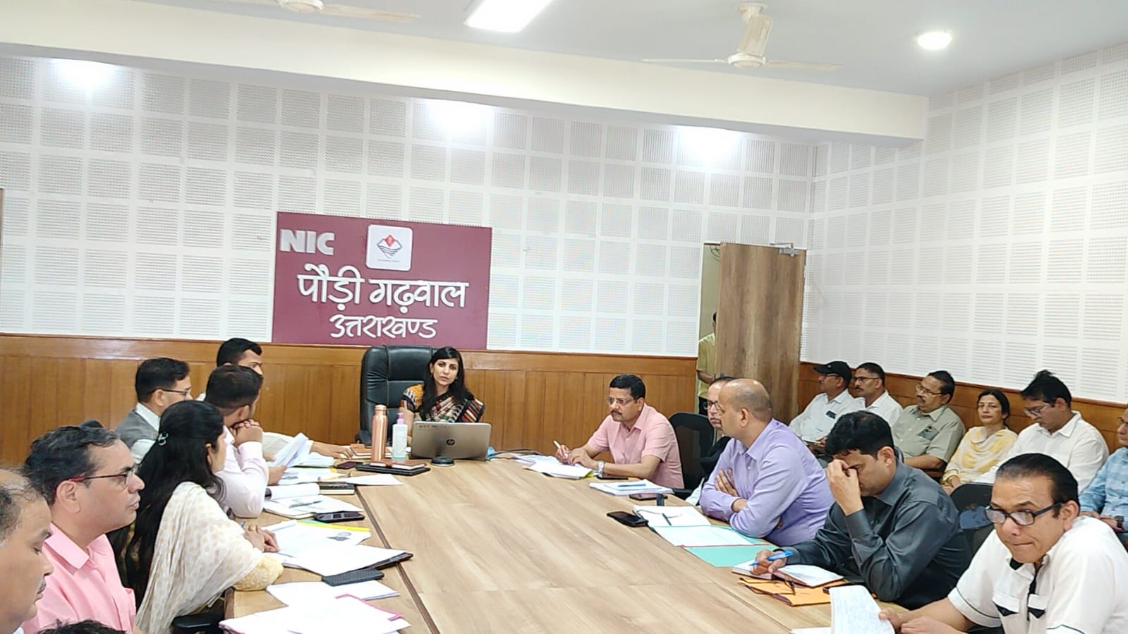 एनआई सी कक्ष में सीएम हेल्पलाइन की जिला स्तरीय समीक्षा बैठक लेती जिलाधिकारी एनआई सी कक्ष में सीएम हेल्पलाइन की जिला स्तरीय समीक्षा बैठक लेती जिलाधिकारी