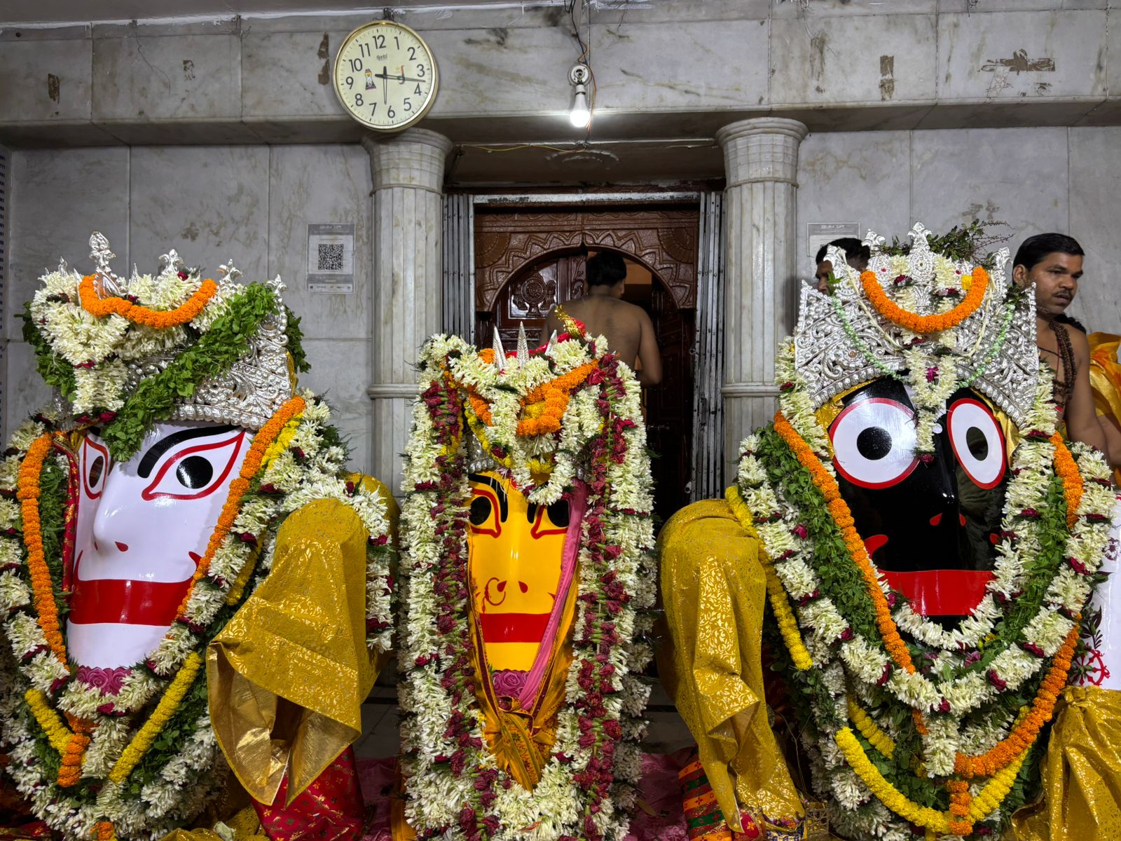 तीनों श्री विग्रहों की तस्वीर तीनों श्री विग्रहों की तस्वीर