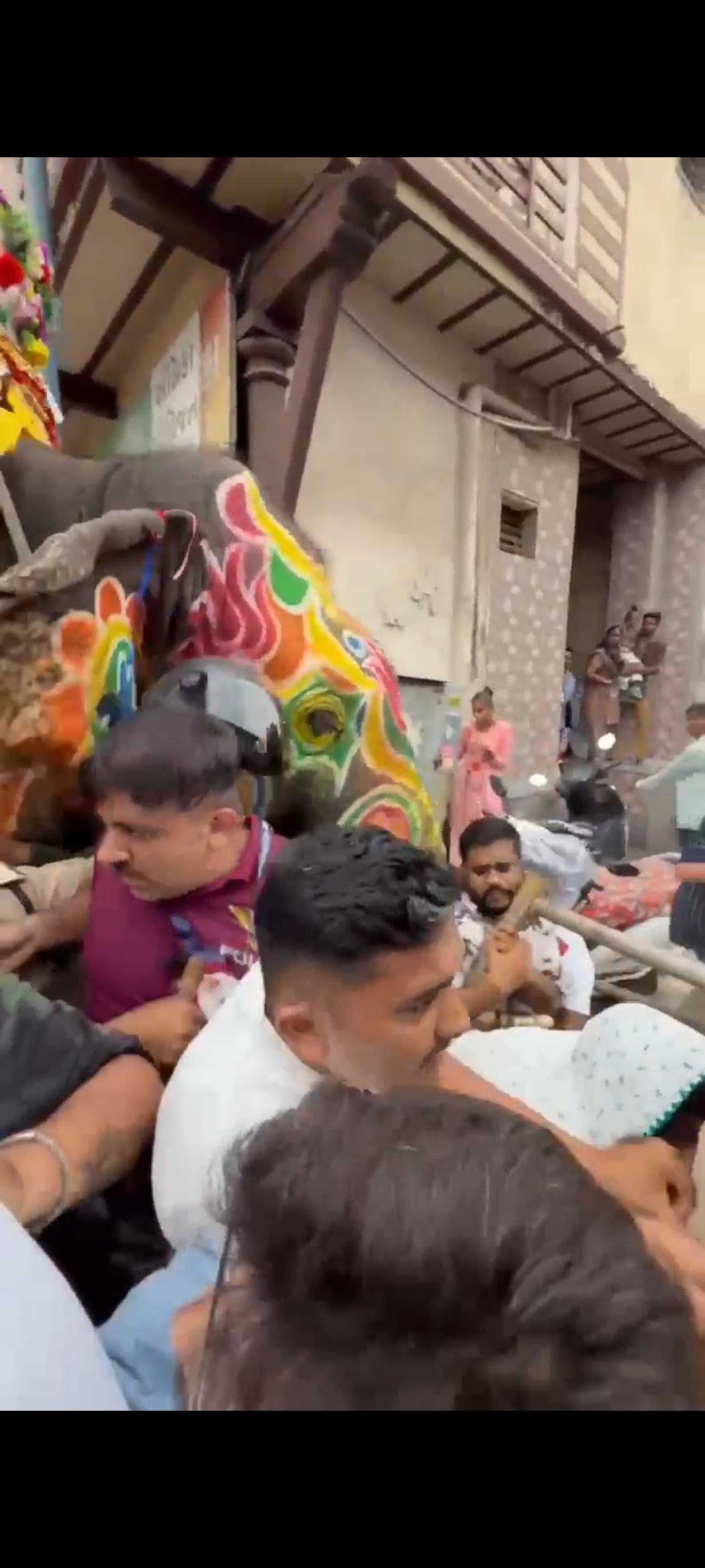 अहमदाबाद में रथयात्रा के दौरान हाथी बेकाबू अहमदाबाद में रथयात्रा के दौरान हाथी बेकाबू