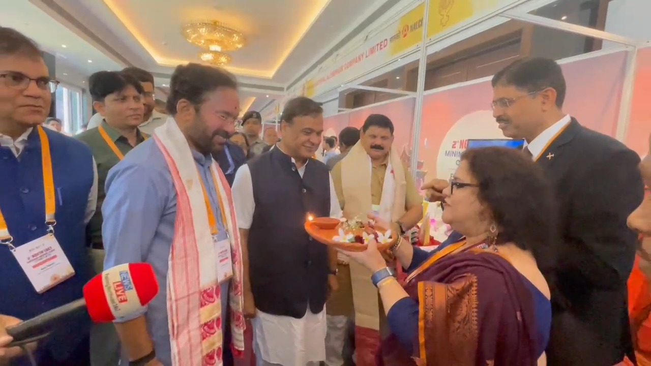 गुवाहाटी: सोनापुर स्थित मेफेयर रिज़ॉर्ट में शुक्रवार को शुरू दो दिवसीय द्वितीय उत्तर-पूर्व खनन और खनिज मंत्री सम्मेलन में मुख्यमंत्री डॉ. हिमंत बिस्व सरमा, केंद्रीय कोयला और खनन मंत्री जी. किशन रेड्डी और केंद्रीय राज्य मंत्री (खनन) सतीश चंद्र दुबे आदि की तस्वीर।