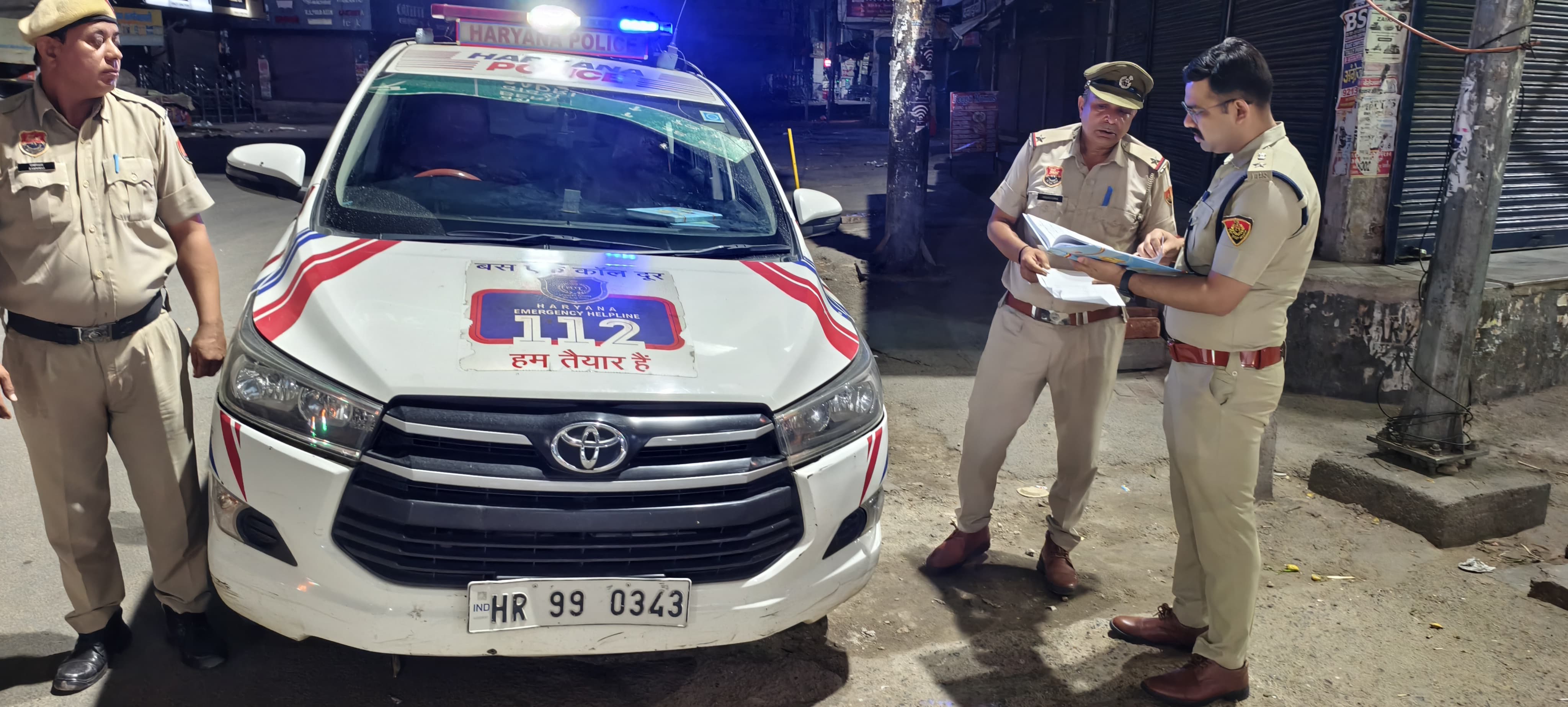 पुलिस की ईआरवी टीम का औसक निरीक्षण करते बहादुरगढ़ के डीसीपी मयंक मिश्रा। पुलिस की ईआरवी टीम का औसक निरीक्षण करते बहादुरगढ़ के डीसीपी मयंक मिश्रा।