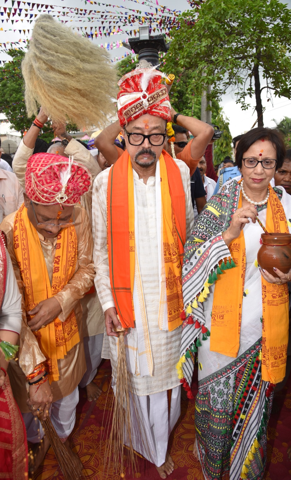(अपडेट) रथयात्रा महोत्सव : राज्यपाल और मुख्यमंत्री ने सोने की झाड़ू से छेरापहरा की रस्म निभाई (अपडेट) रथयात्रा महोत्सव : राज्यपाल और मुख्यमंत्री ने सोने की झाड़ू से छेरापहरा की रस्म निभाई