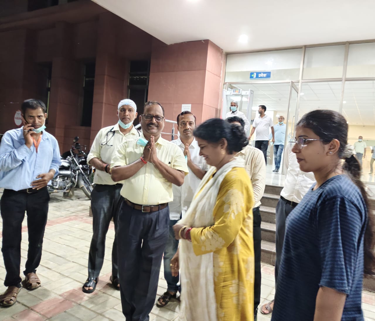सीमा यादव का स्वागत करते मेडिकल कालेज के प्राचार्य डॉ सलिल सीमा यादव का स्वागत करते मेडिकल कालेज के प्राचार्य डॉ सलिल