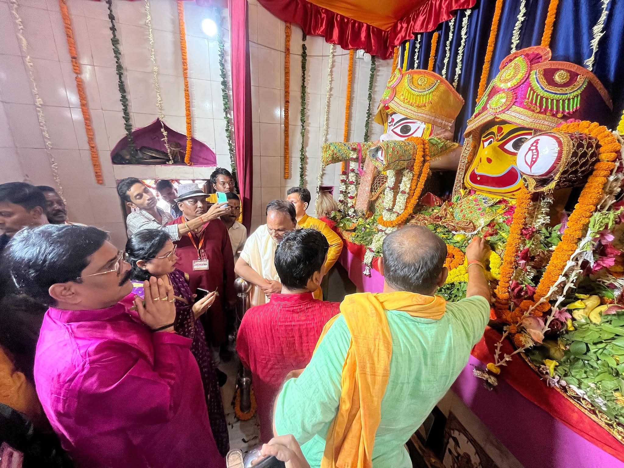 पूजा करते मंत्री योगेंद्र प्रसाद