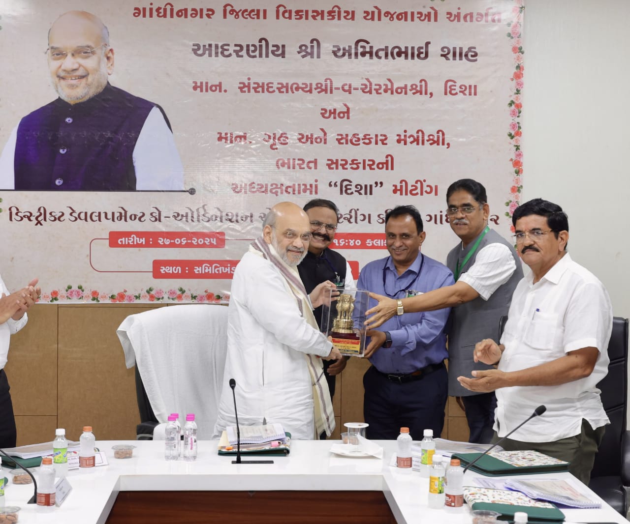 केंद्रीय मंत्री अमित शाह की अध्यक्षता में बैठक केंद्रीय मंत्री अमित शाह की अध्यक्षता में बैठक