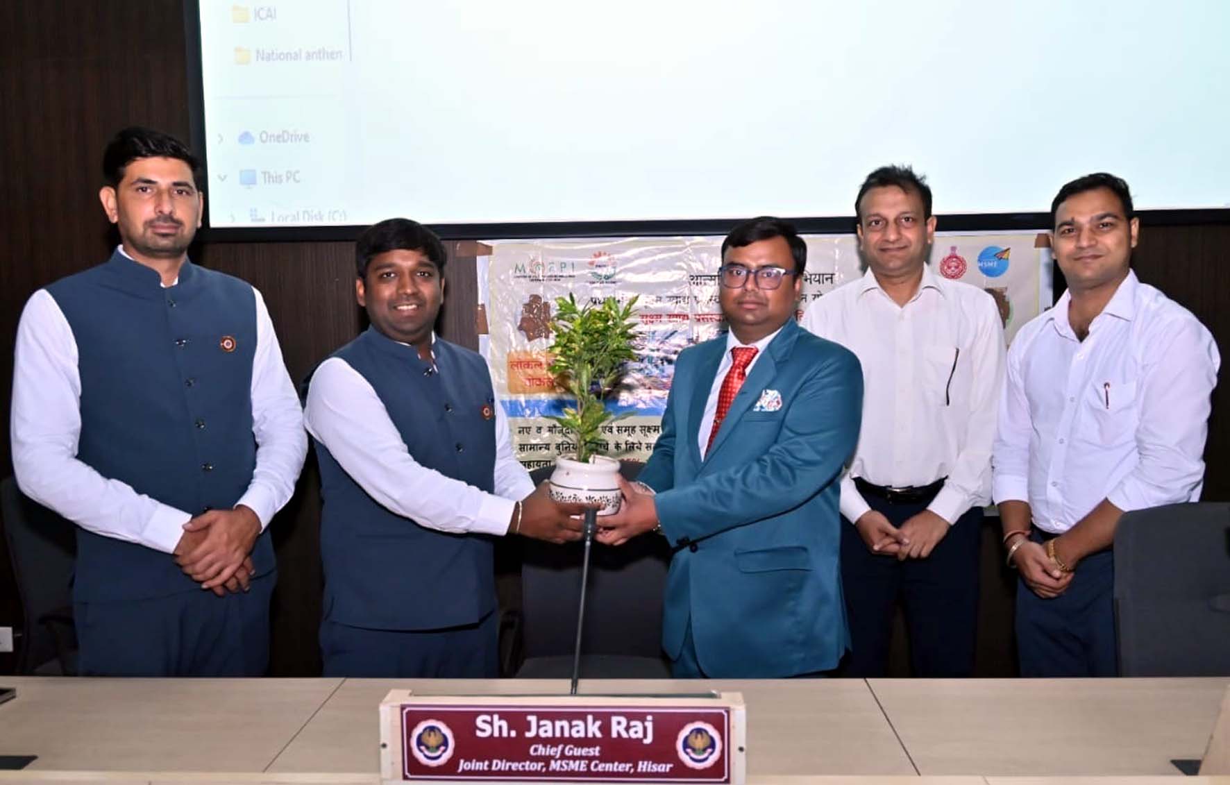 मुख्य वक्ताओं का स्वागत करते एनआईआरसी हिसार ब्रांच के चेयरमैन सीए अमन बंसल।