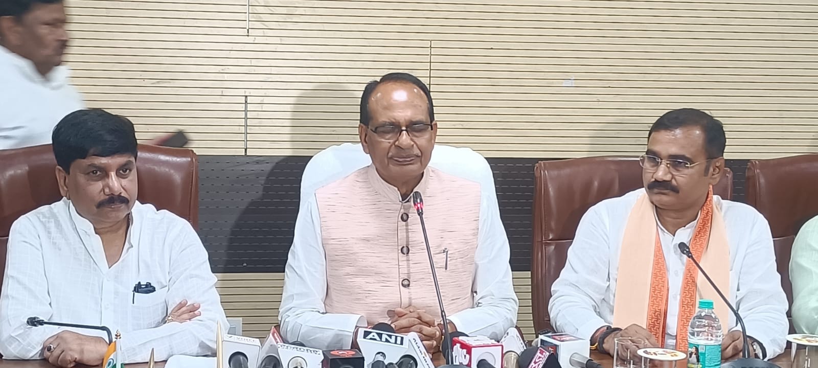 केन्द्रीय कृषि मंत्री पत्रकार वार्ता करते हुए केन्द्रीय कृषि मंत्री पत्रकार वार्ता करते हुए