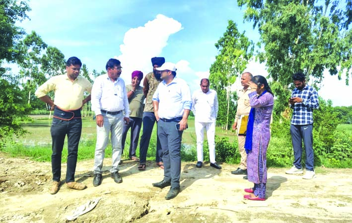 तटबंध का निरीक्षण करते हुए