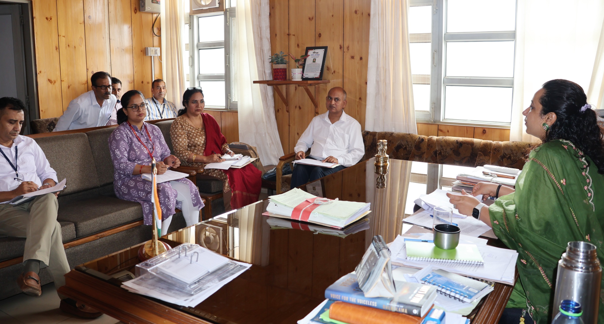 बैठक की अध्यक्षता करते हुए एडीएम।