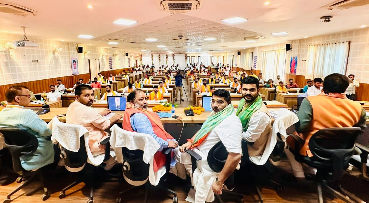 तत्कालीन प्रधानमंत्री इंदिरा गांधी ने आपातकाल लगाकर संविधान को किया कलंकित: सहजानंद राय तत्कालीन प्रधानमंत्री इंदिरा गांधी ने आपातकाल लगाकर संविधान को किया कलंकित: सहजानंद राय