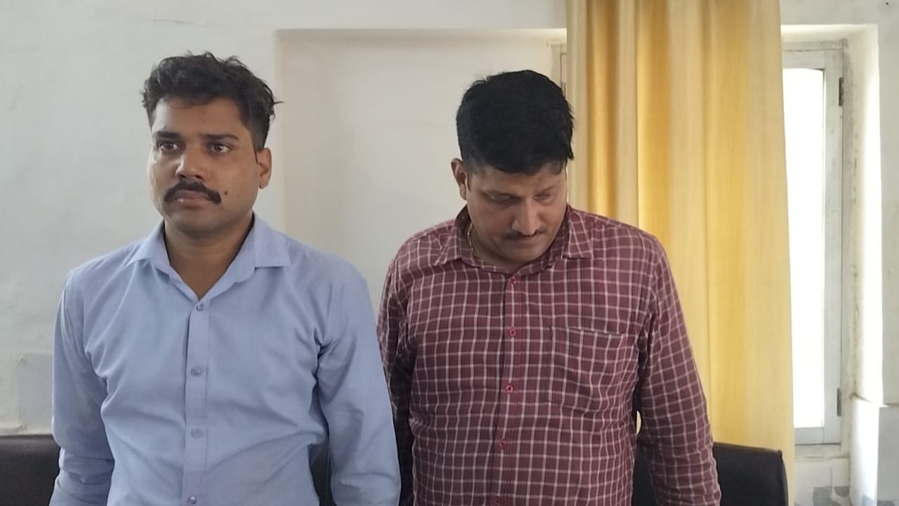 गिरफ्तार दरोगा और सिपाही गिरफ्तार दरोगा और सिपाही