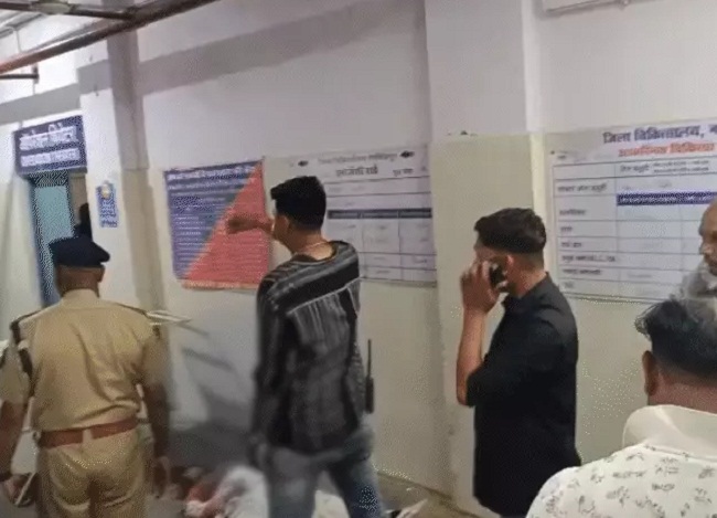 जिला अस्पताल में घटनास्थल की तस्वीर जिला अस्पताल में घटनास्थल की तस्वीर