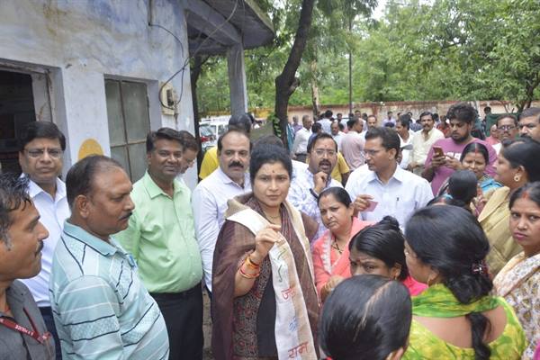 राज्यमंत्री गौर ने गोविंदपुरा क्षेत्र के वार्ड-60 में जनसंपर्क कर क्षेत्रवासियों से उनकी समस्याएं सुन समस्याओं का निराकरण किया राज्यमंत्री गौर ने गोविंदपुरा क्षेत्र के वार्ड-60 में जनसंपर्क कर क्षेत्रवासियों से उनकी समस्याएं सुन समस्याओं का निराकरण किया