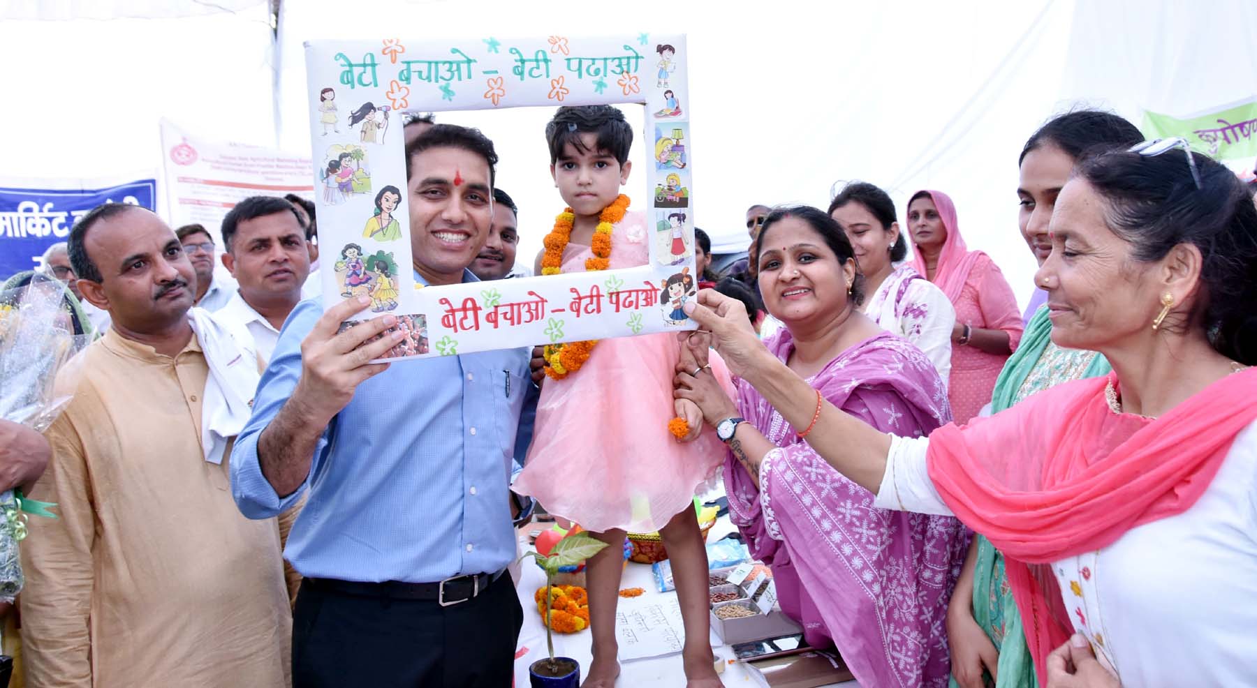 गुरुग्राम के गांव घामड़ोज में रात्रि ठहराव के दौरान बेटी के साथ फोटो करवाकर बेटी बचाओ बेटी पढ़ाओ का संदेश देते डीसी अजय कुमार। गुरुग्राम के गांव घामड़ोज में रात्रि ठहराव के दौरान बेटी के साथ फोटो करवाकर बेटी बचाओ बेटी पढ़ाओ का संदेश देते डीसी अजय कुमार।