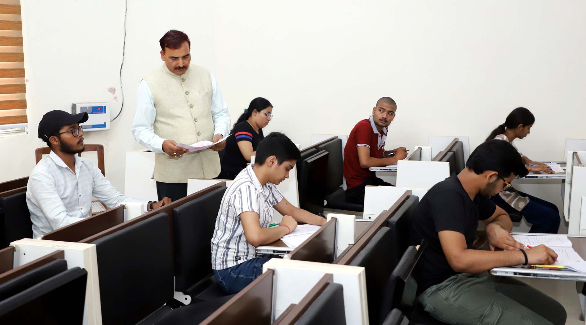 प्रवेश परीक्षाओं का निरीक्षण करते कुलपति प्रो. नरसी राम बिश्नोई। प्रवेश परीक्षाओं का निरीक्षण करते कुलपति प्रो. नरसी राम बिश्नोई।