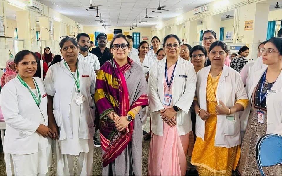 जिला अस्पताल निरिक्षण के दौरान ली गई समूह फोटो जिला अस्पताल निरिक्षण के दौरान ली गई समूह फोटो