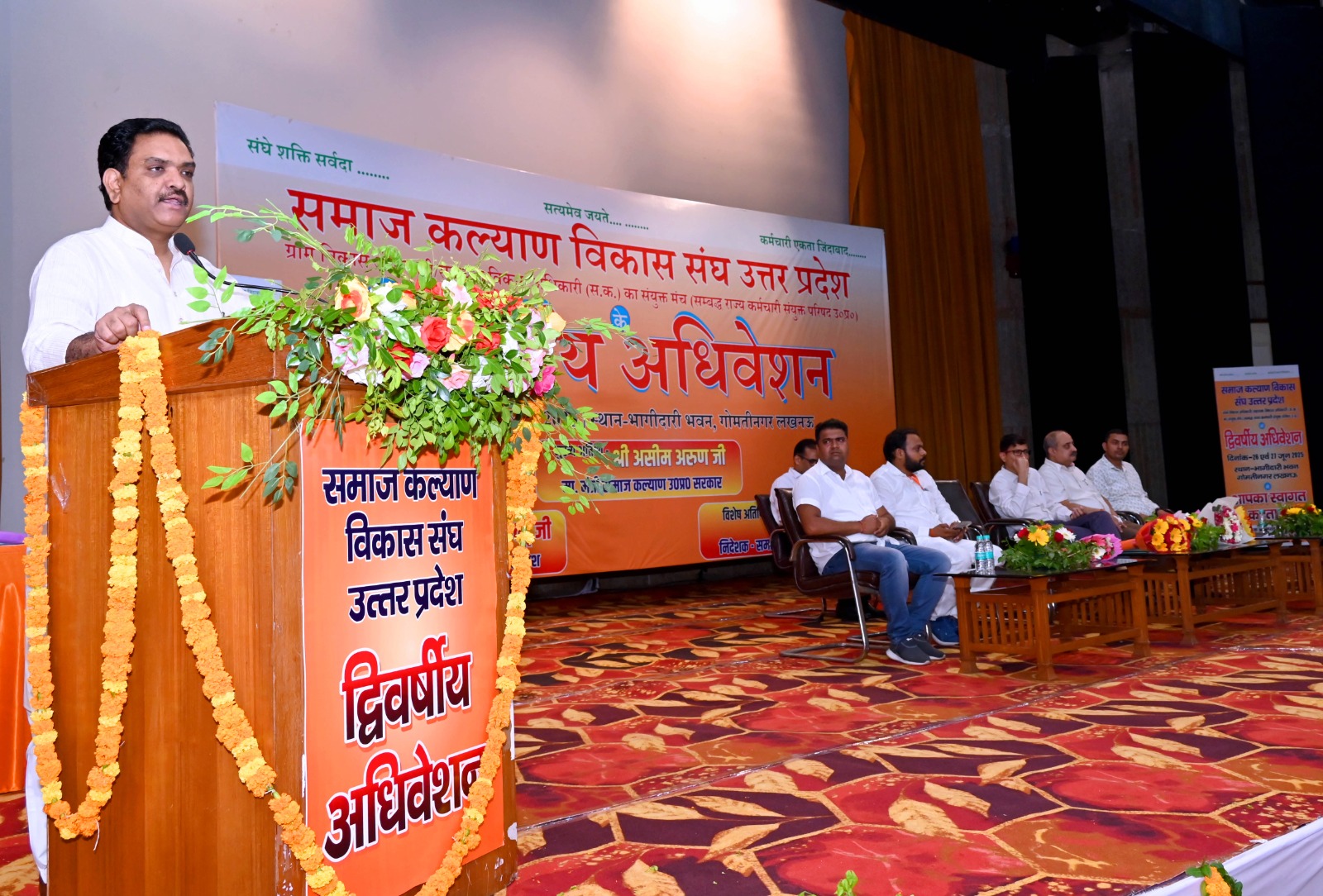कार्यक्रम को संबोधित करते समाज कल्याण विभाग मंत्री असीम अरुण और मंच पर मौजूद अन्य लोग कार्यक्रम को संबोधित करते समाज कल्याण विभाग मंत्री असीम अरुण और मंच पर मौजूद अन्य लोग