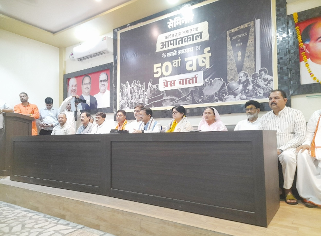 स्थानीय भाजपा कार्यालय में पत्रकारों से वार्ता करते केन्द्रीय मंत्री बीएल वर्मा स्थानीय भाजपा कार्यालय में पत्रकारों से वार्ता करते केन्द्रीय मंत्री बीएल वर्मा