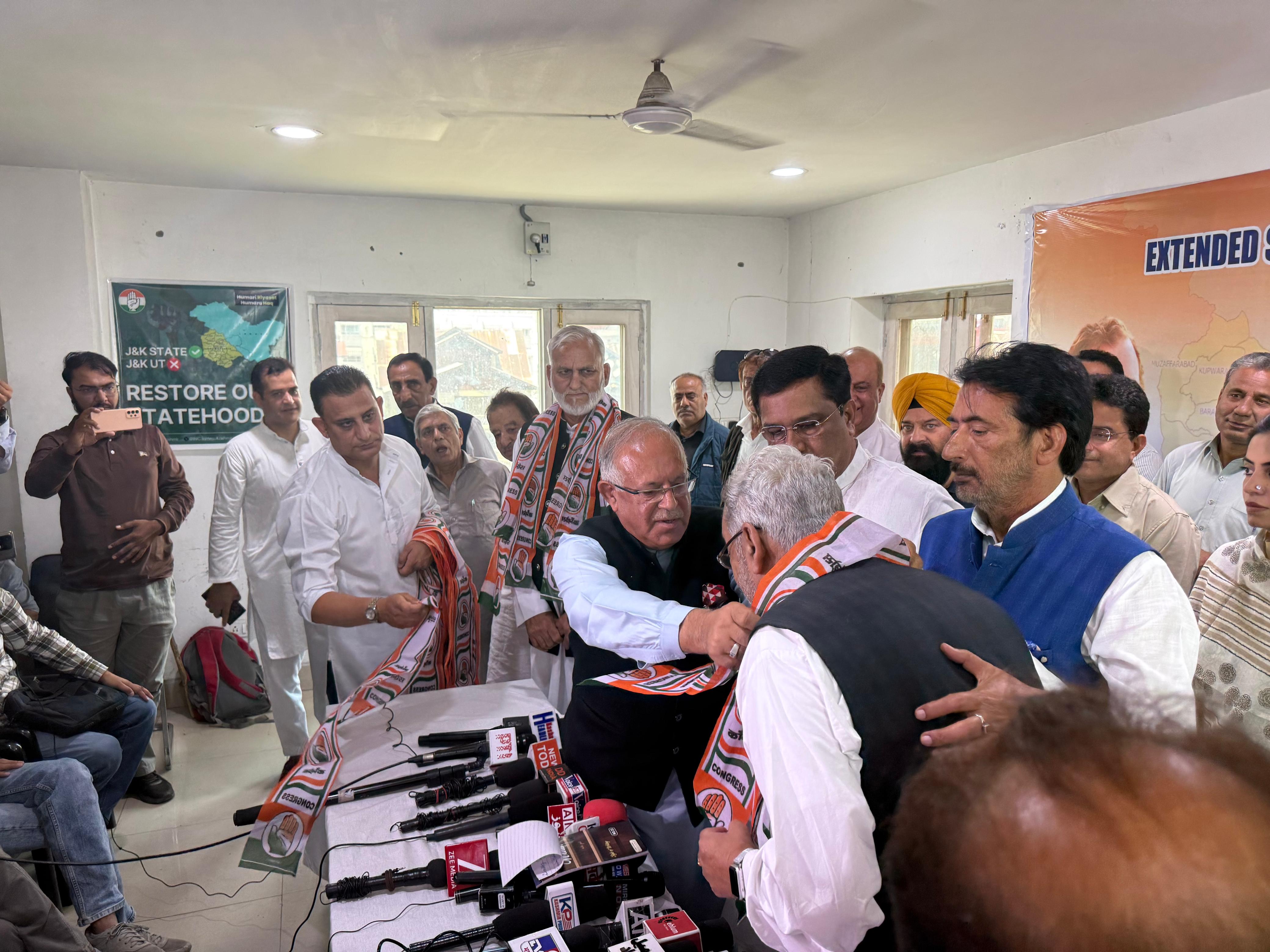 ताज मोही-उद-दीन, जी.एम. सरूरी और हाजी फारूक मीर कांग्रेस में फिर शामिल, डॉ. सईद नसीर हुसैन, कर्रा व मीर ने किया स्वागत ताज मोही-उद-दीन, जी.एम. सरूरी और हाजी फारूक मीर कांग्रेस में फिर शामिल, डॉ. सईद नसीर हुसैन, कर्रा व मीर ने किया स्वागत