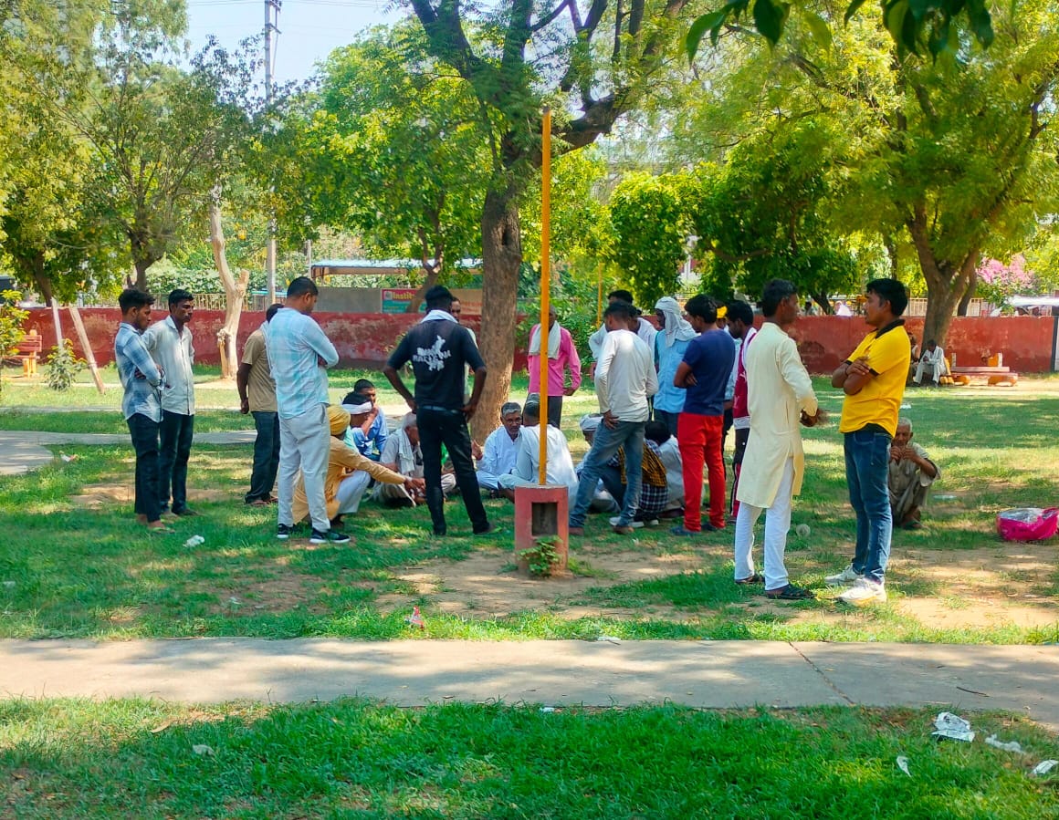 मृतका के शव का पोस्टमार्टम करवाने आए परिजन।