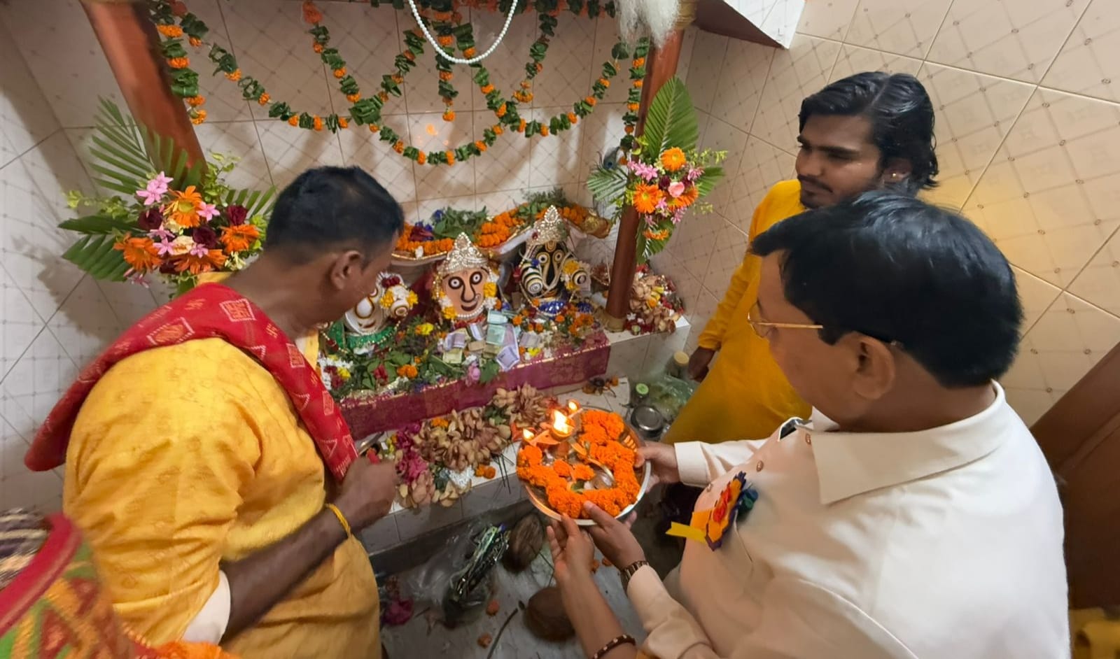 कोरबा : उद्योग मंत्री लखन लाल देवांगन दादर खुर्द, बालको नगर और खरमोरा के रथ यात्रा में हुए सम्मिलित कोरबा : उद्योग मंत्री लखन लाल देवांगन दादर खुर्द, बालको नगर और खरमोरा के रथ यात्रा में हुए सम्मिलित