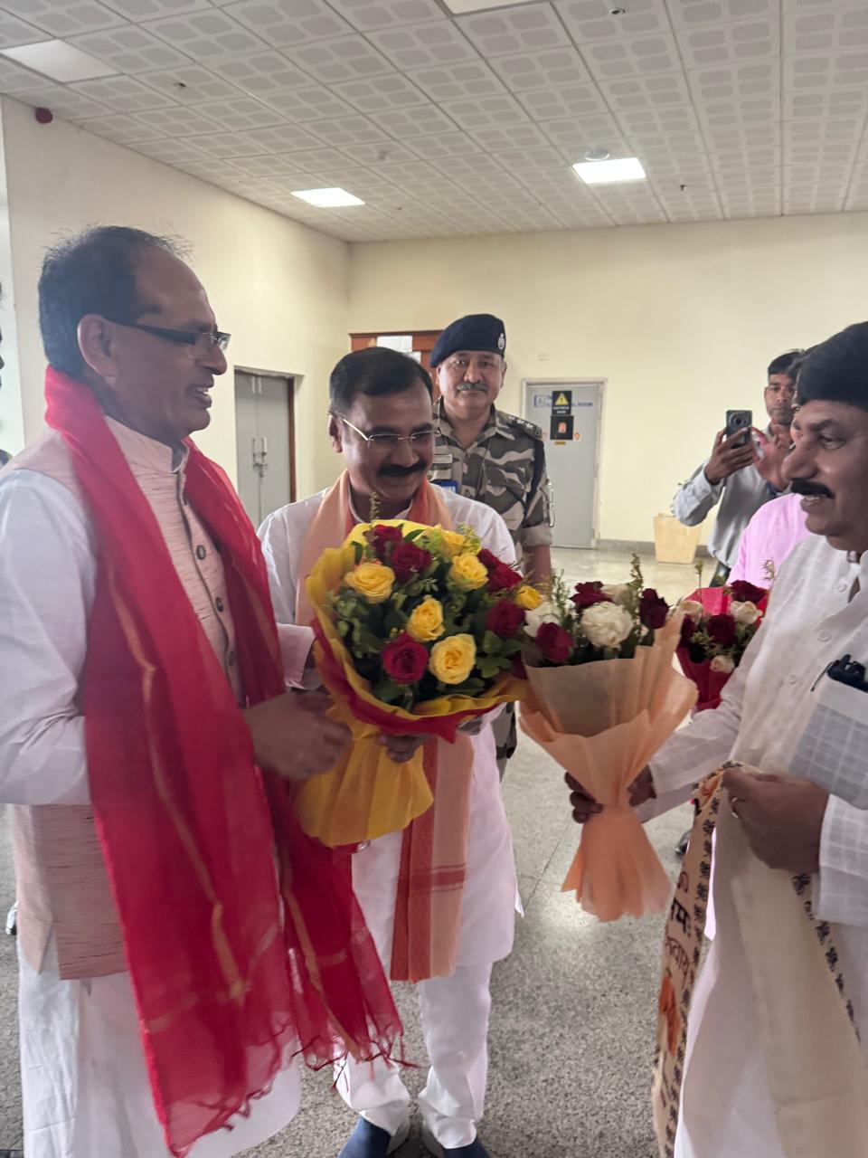 केंद्रीय कृषि मंत्री शिवराज चौहान का स्वागत करते भाजपा नेता केंद्रीय कृषि मंत्री शिवराज चौहान का स्वागत करते भाजपा नेता