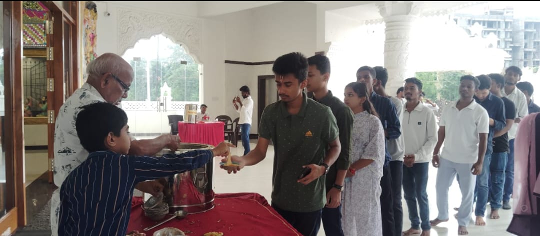 प्रसाद वितरण करते ट्रस्ट के सदस्य प्रसाद वितरण करते ट्रस्ट के सदस्य