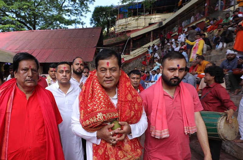 अम्बुवासी मेले के समापन पर केंद्रीय मंत्री सर्बानंद सोनोवाल मां कामाख्या का दर्शन करने के बाद।