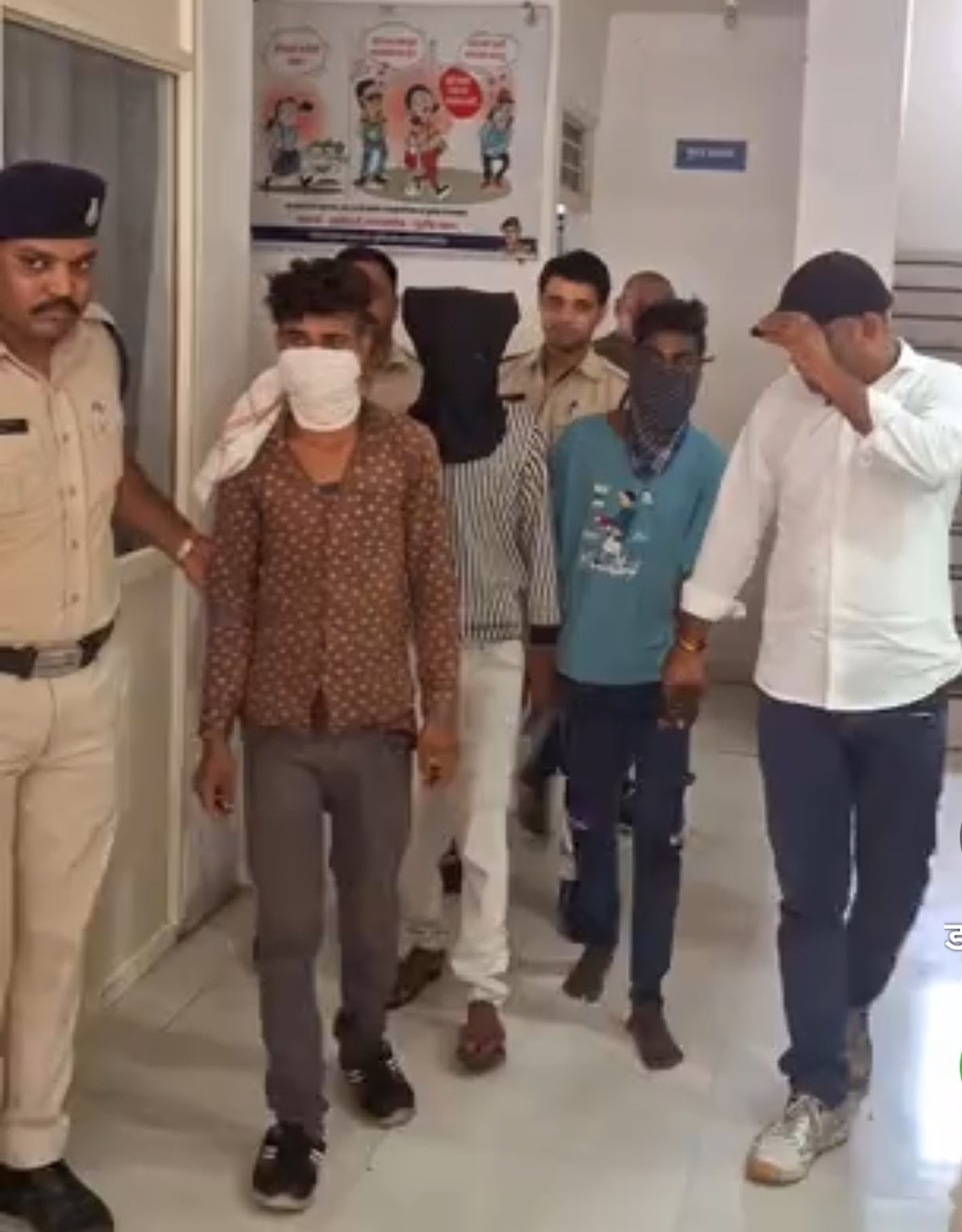 ट्रेनों से यात्रियों के मोबाइल चोरी करने वाले तीन आरोपी पकड़ाए ट्रेनों से यात्रियों के मोबाइल चोरी करने वाले तीन आरोपी पकड़ाए
