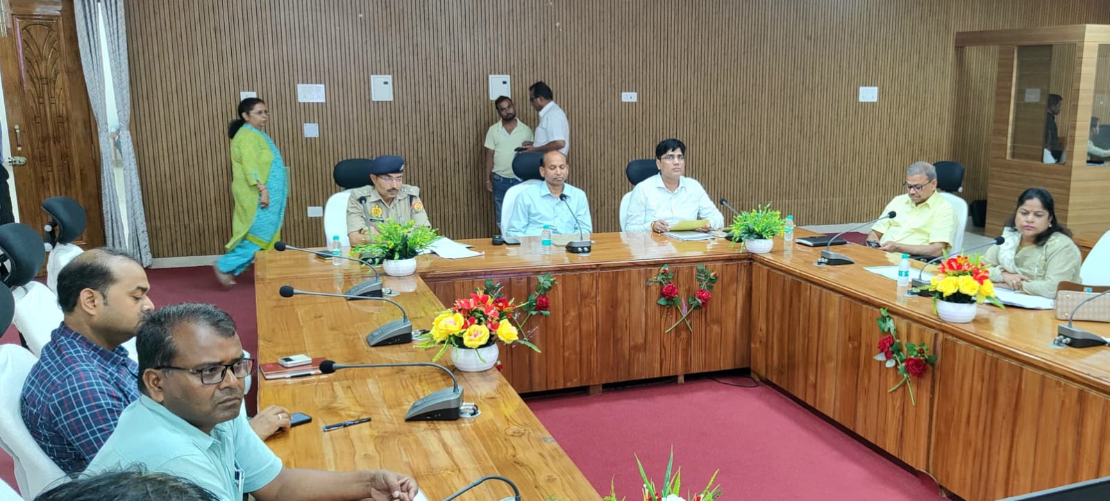 अधिकारियों संग मंत्रणा करते सदस्य उप्र सेवा चयन आयोग