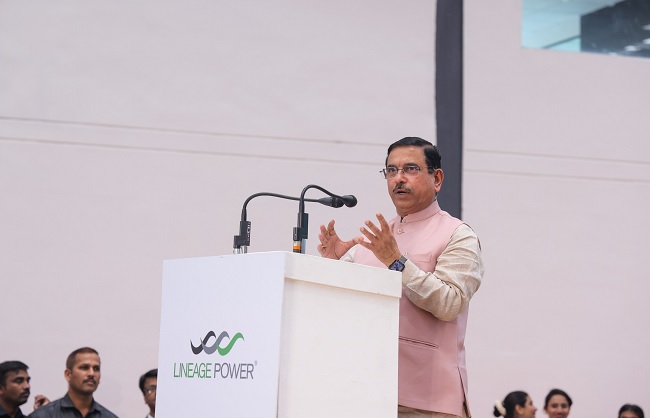 बीईएसएस की निर्माण सुविधाओं में से एक के उद्घाटन अवसर पर प्रह्लाद जोशी बीईएसएस की निर्माण सुविधाओं में से एक के उद्घाटन अवसर पर प्रह्लाद जोशी