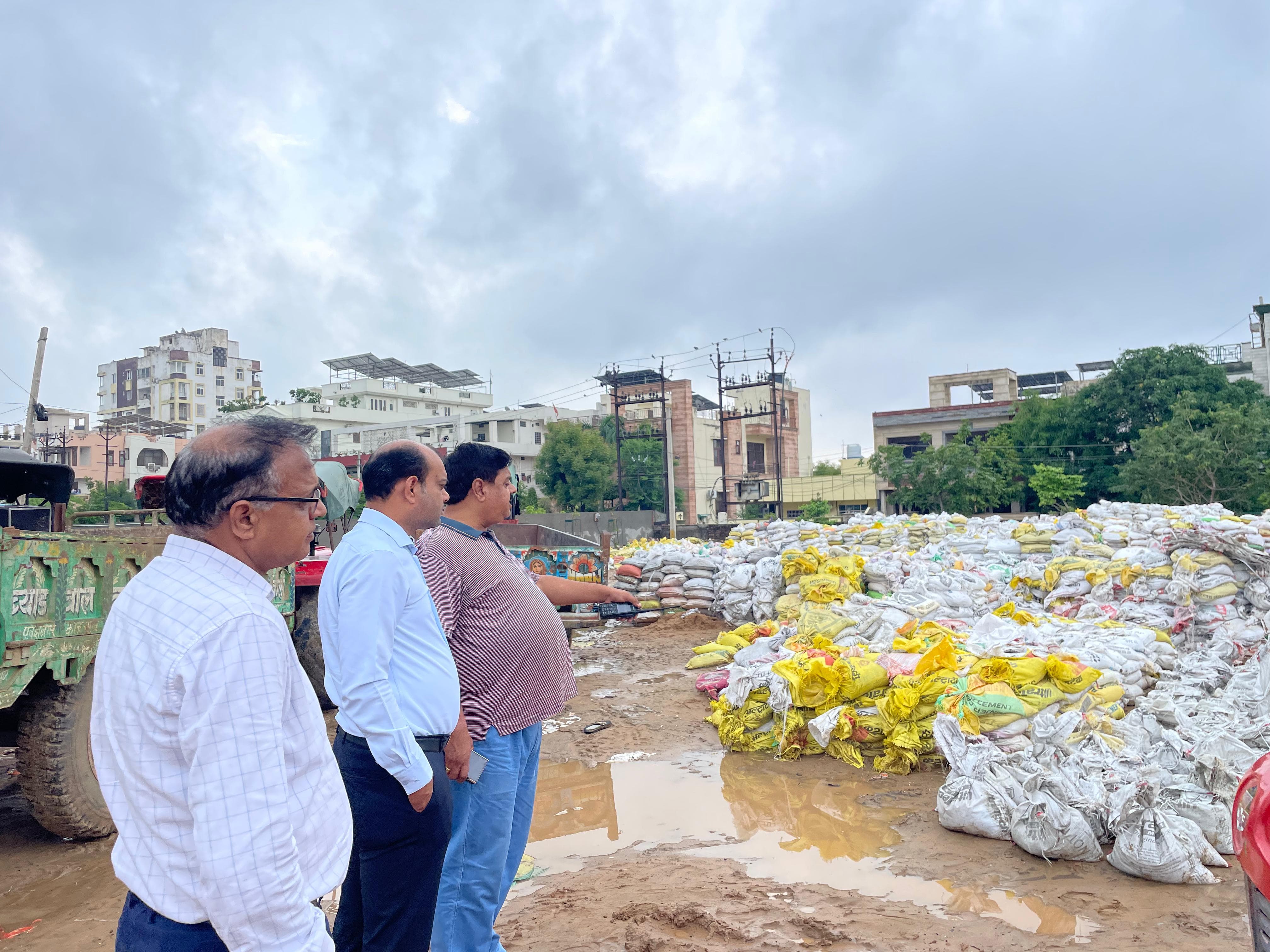 स्वच्छता समिति के चेयरमैन पवन शर्मा ने बाढ़ नियंत्रण केंद्र का किया औचक निरीक्षण स्वच्छता समिति के चेयरमैन पवन शर्मा ने बाढ़ नियंत्रण केंद्र का किया औचक निरीक्षण