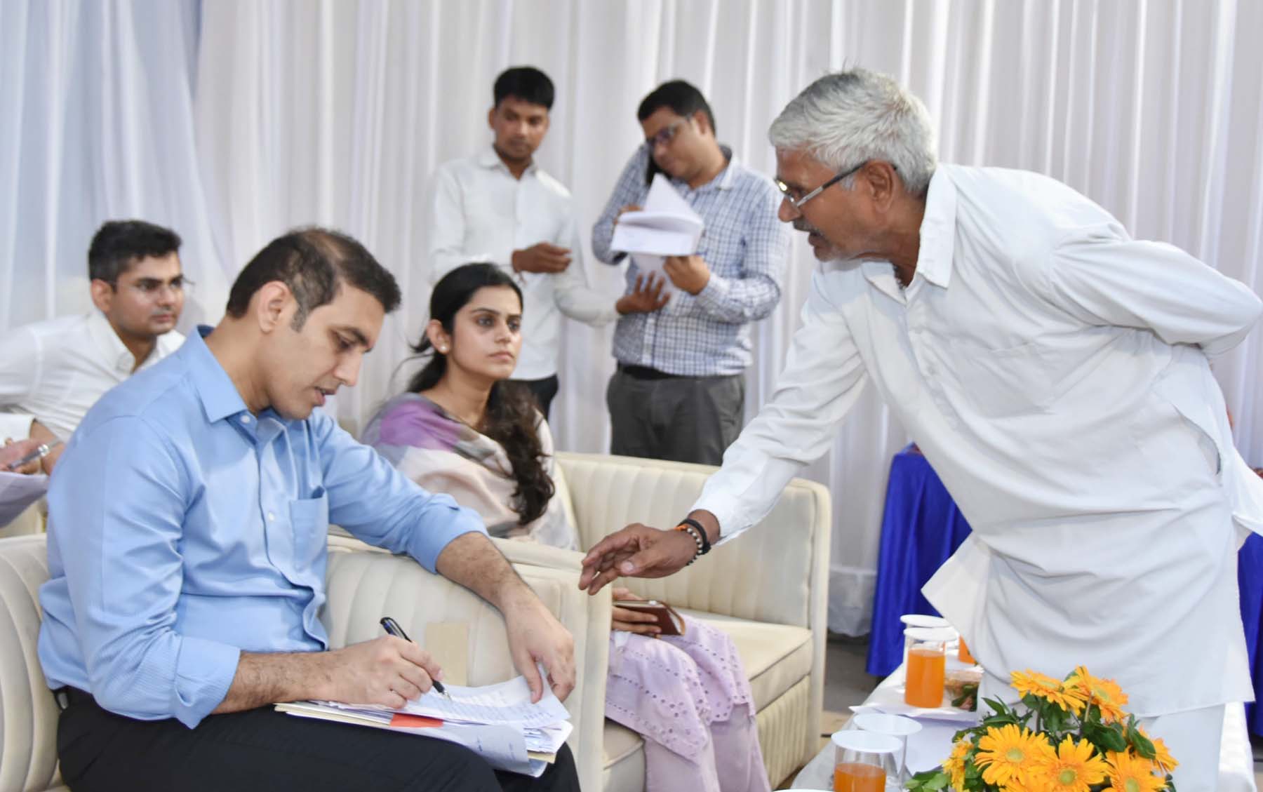 गुरुग्राम के गांव घामड़ोज में रात्रि ठहराव के दौरान समस्याएं सुनते डीसी अजय कुमार। गुरुग्राम के गांव घामड़ोज में रात्रि ठहराव के दौरान समस्याएं सुनते डीसी अजय कुमार।