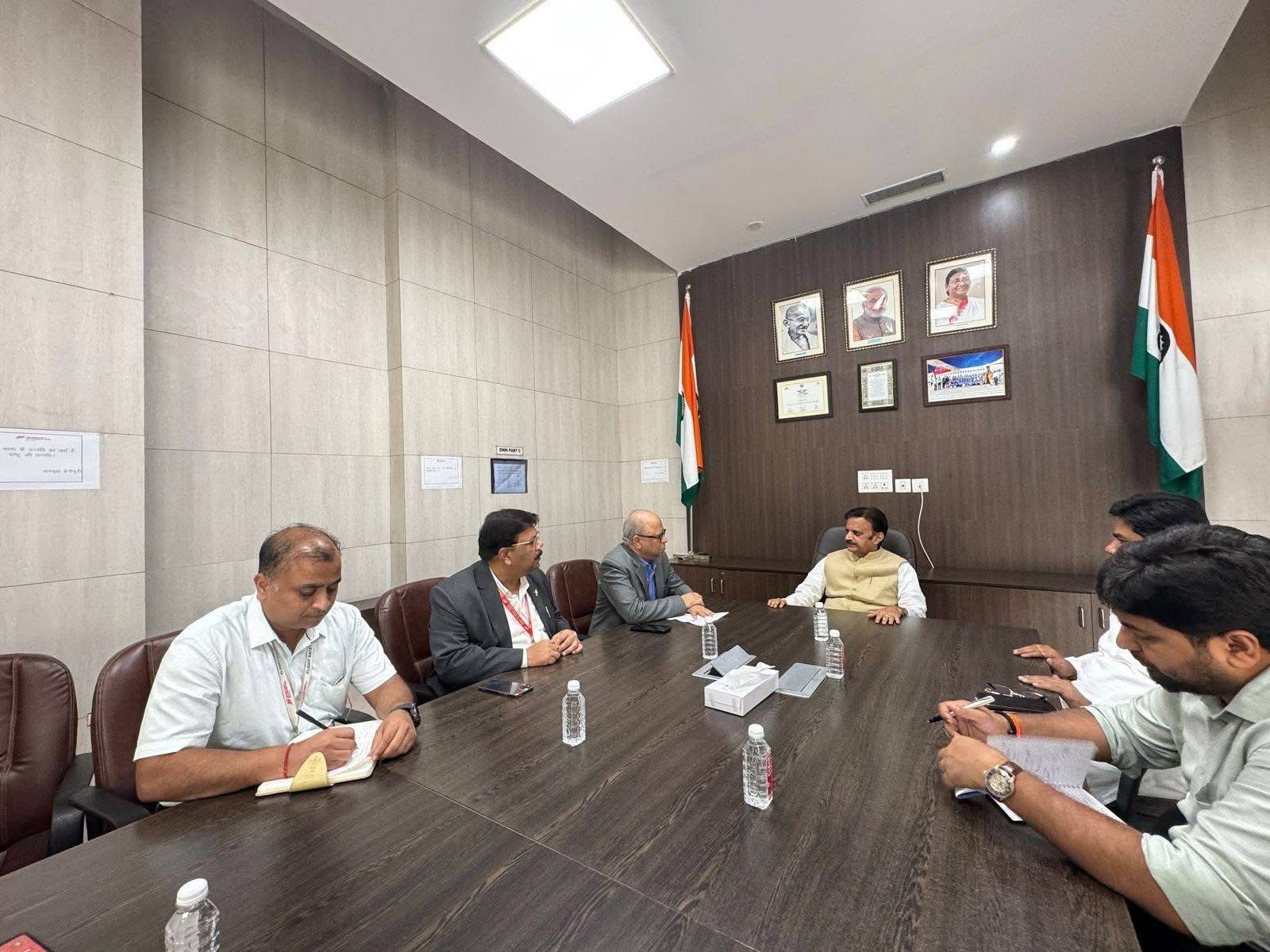 उप मुख्यमंत्री शुक्ल और एलायंस एयर के अधिकारियों की हुई महत्वपूर्ण बैठक उप मुख्यमंत्री शुक्ल और एलायंस एयर के अधिकारियों की हुई महत्वपूर्ण बैठक