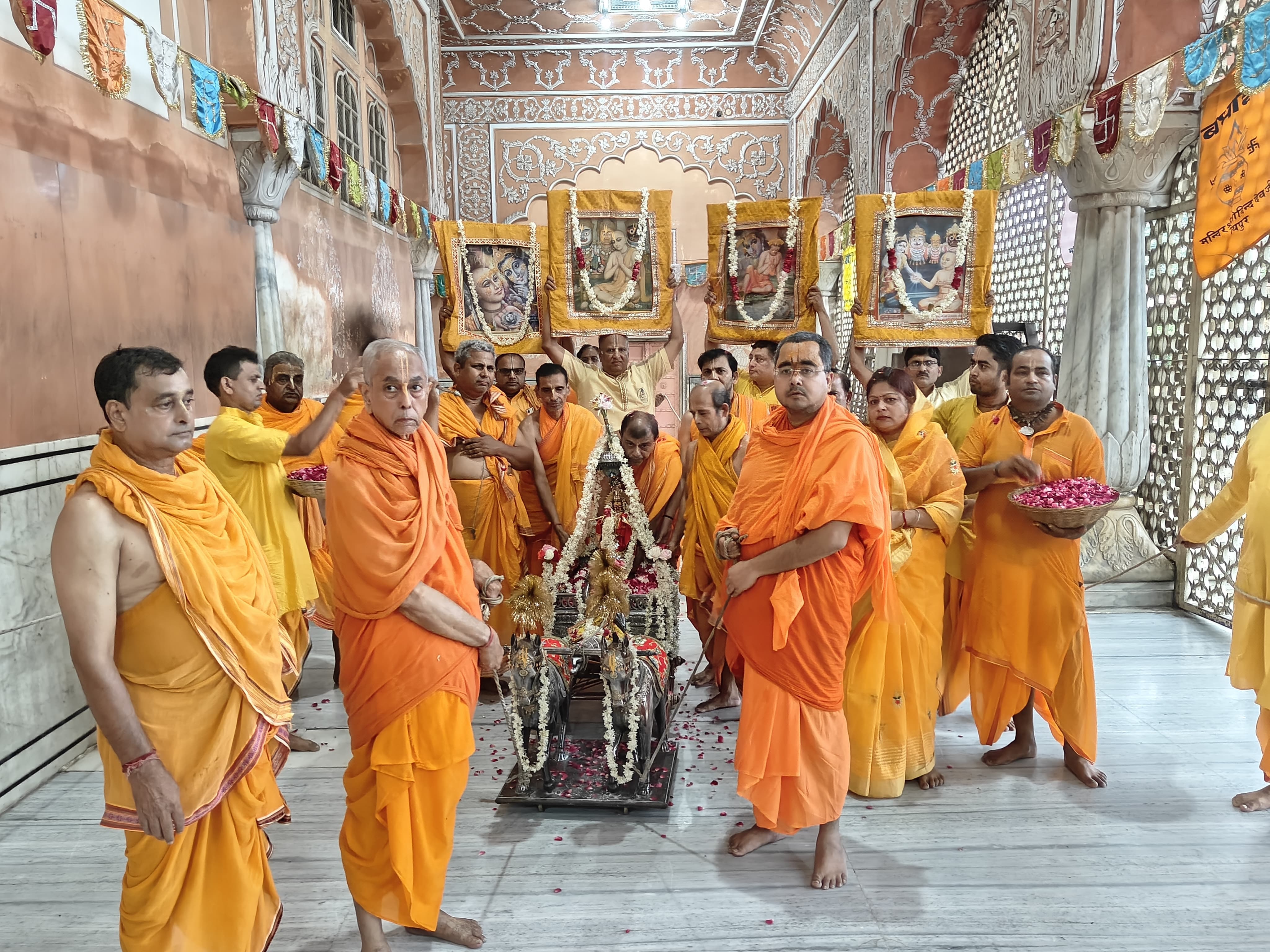 रथयात्रा महोत्सव: गोविंद देवजी मंदिर में चांदी के रथ पर विराजे गौर गोविंद श्री रथयात्रा महोत्सव: गोविंद देवजी मंदिर में चांदी के रथ पर विराजे गौर गोविंद श्री