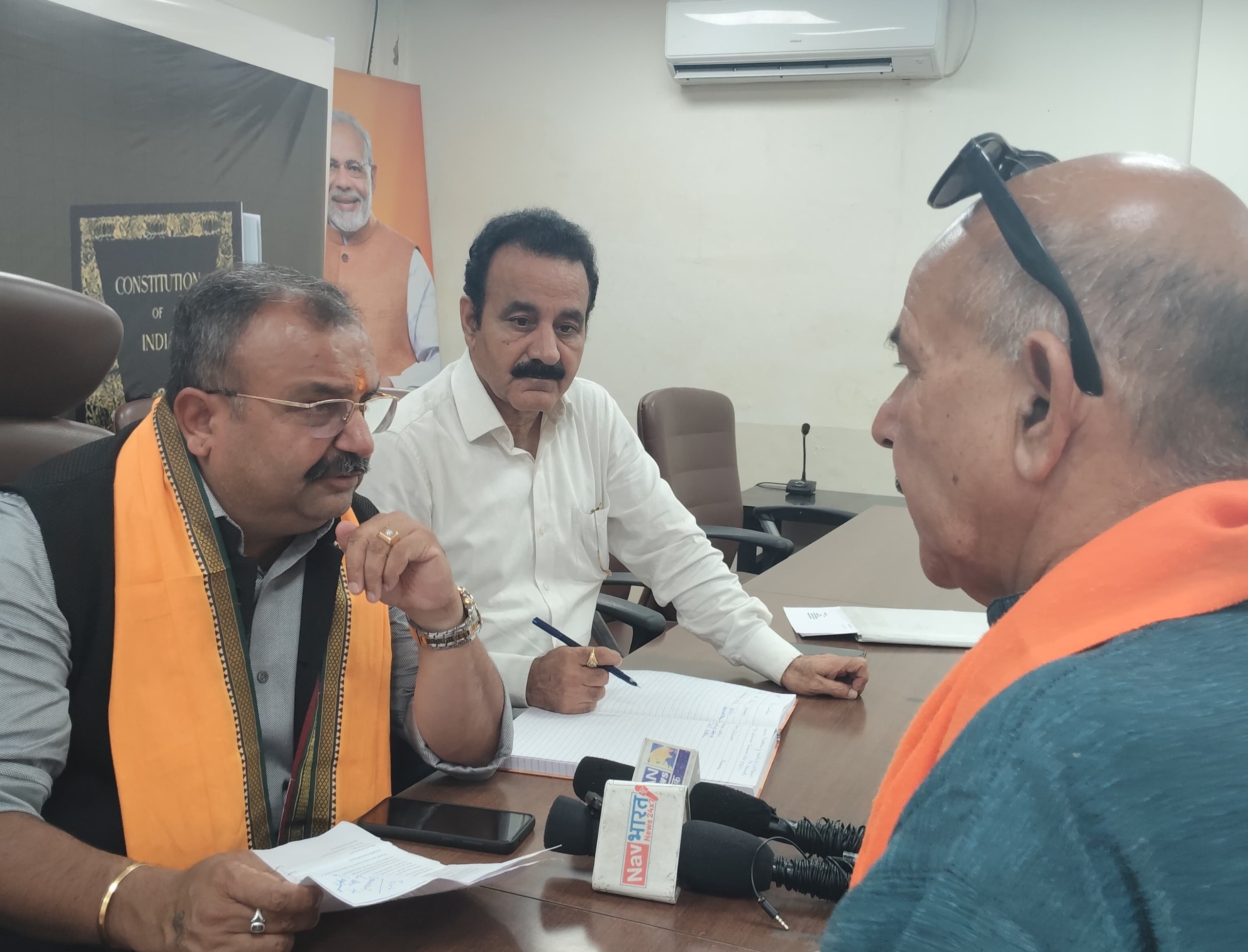 विक्रम रंधावा ने भाजपा मुख्यालय में जनता दरबार लगाया विक्रम रंधावा ने भाजपा मुख्यालय में जनता दरबार लगाया