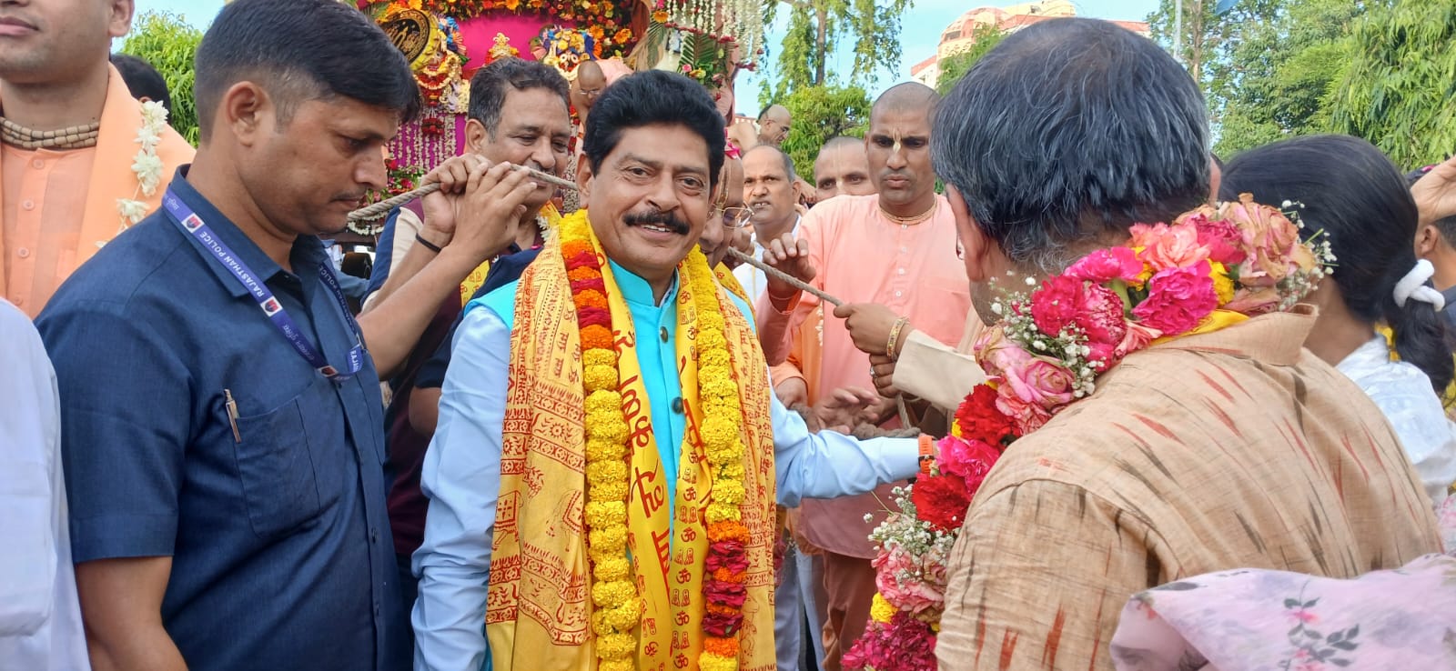 हाईड्रोलिक रथ पर विराजमान हुए भगवान जगन्नाथ हाईड्रोलिक रथ पर विराजमान हुए भगवान जगन्नाथ