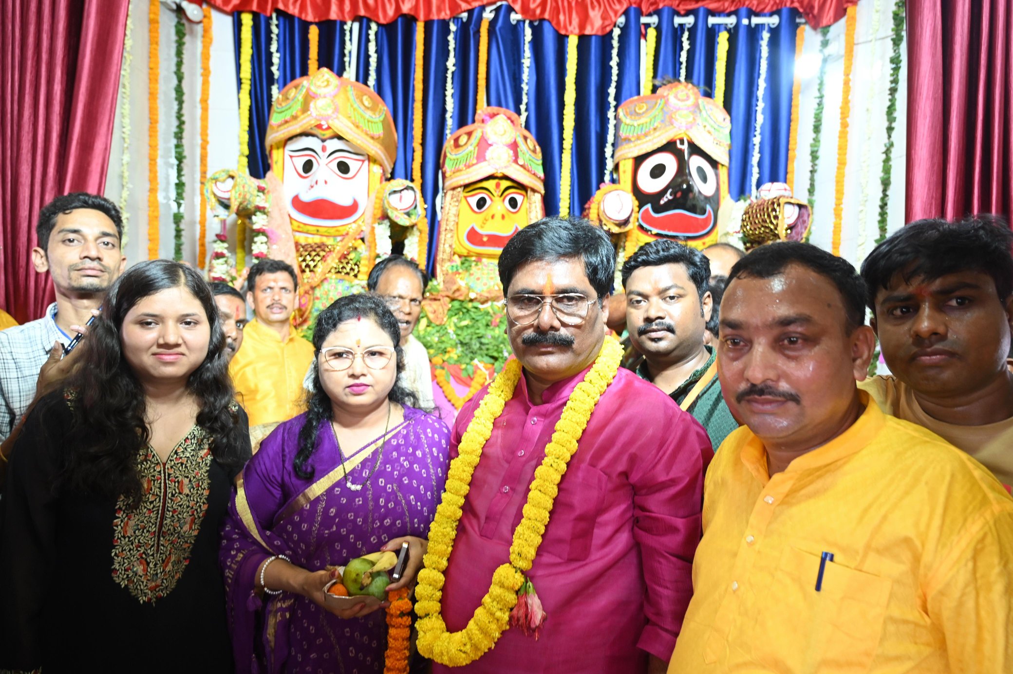 भक्तों के साथ मंत्री