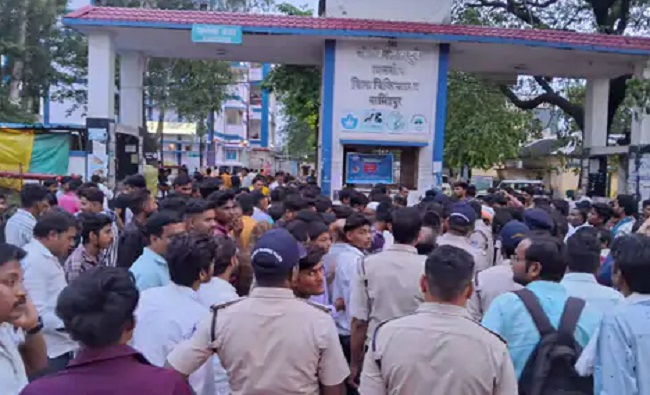 जिला अस्पताल के बाहर परिजनों का चक्काजाम जिला अस्पताल के बाहर परिजनों का चक्काजाम