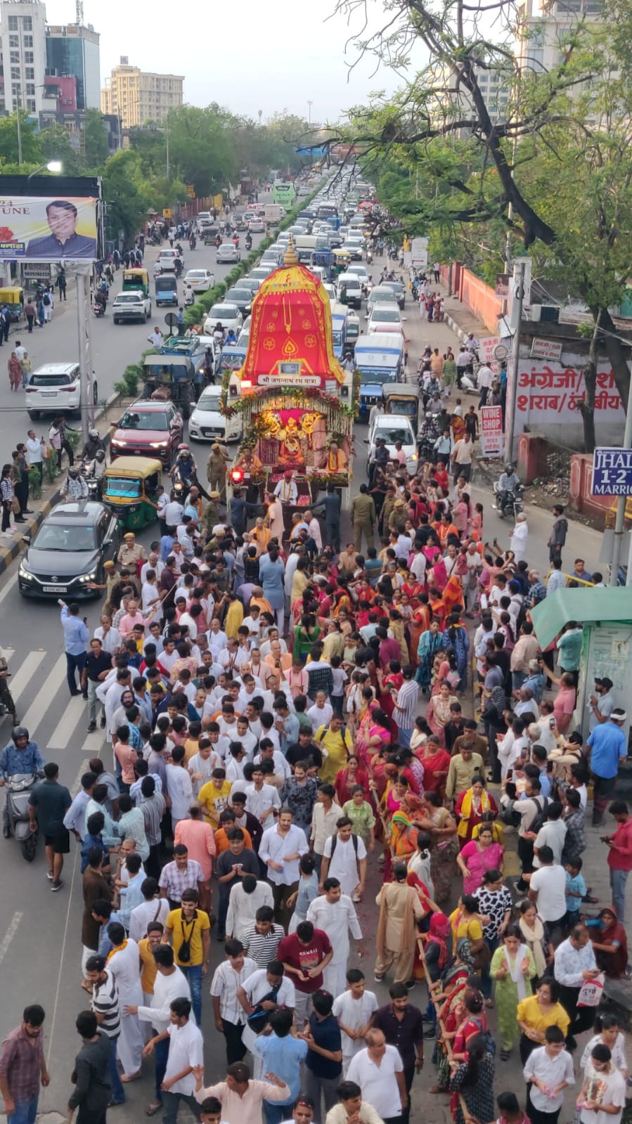 हाईड्रोलिक रथ पर विराजमान हुए भगवान जगन्नाथ हाईड्रोलिक रथ पर विराजमान हुए भगवान जगन्नाथ