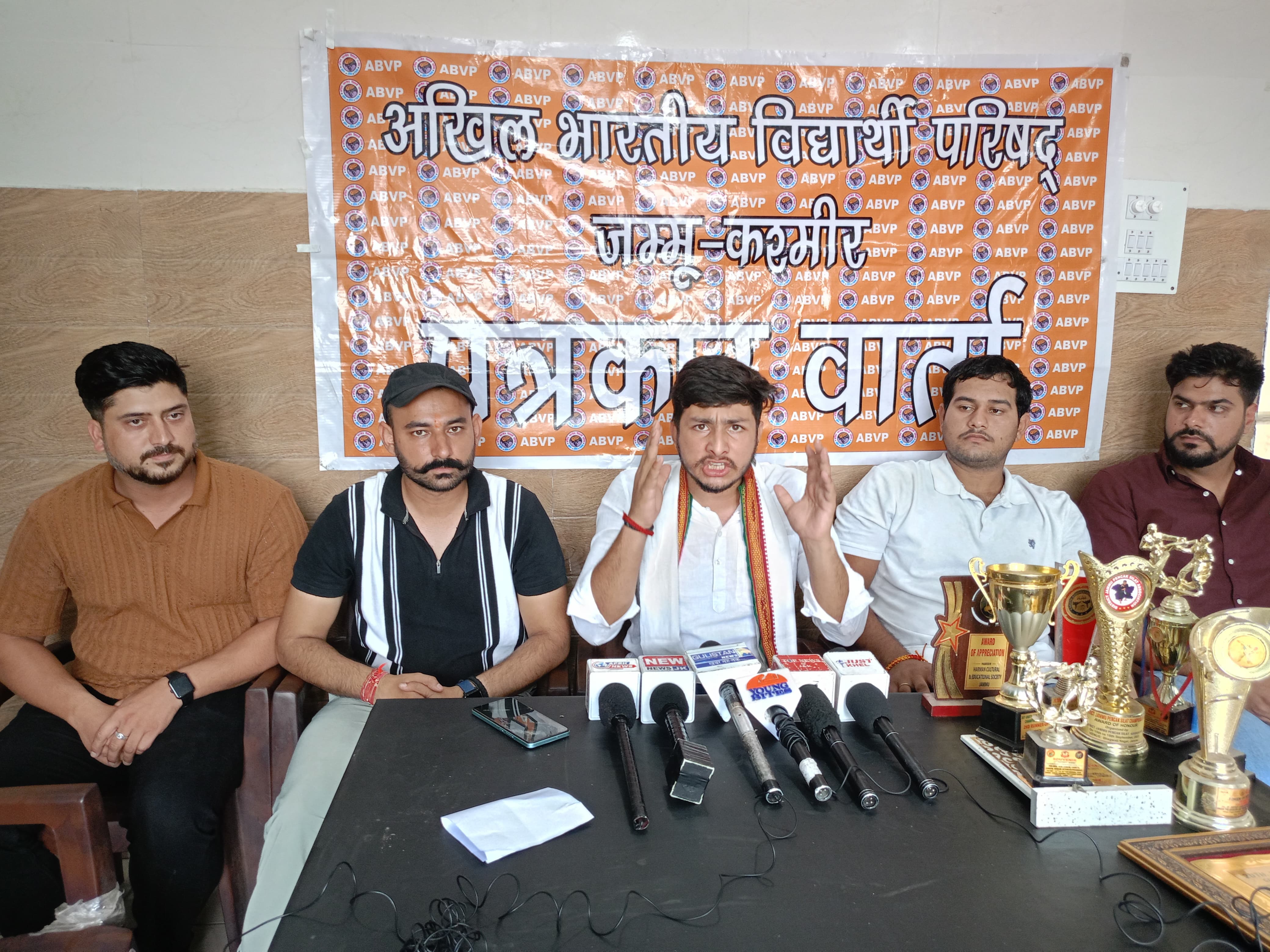 अभाविप ने 225 खिलाड़ियों की नियुक्तियों में देरी पर जताई कड़ी आपत्ति, तत्काल सूची जारी करने की मांग अभाविप ने 225 खिलाड़ियों की नियुक्तियों में देरी पर जताई कड़ी आपत्ति, तत्काल सूची जारी करने की मांग